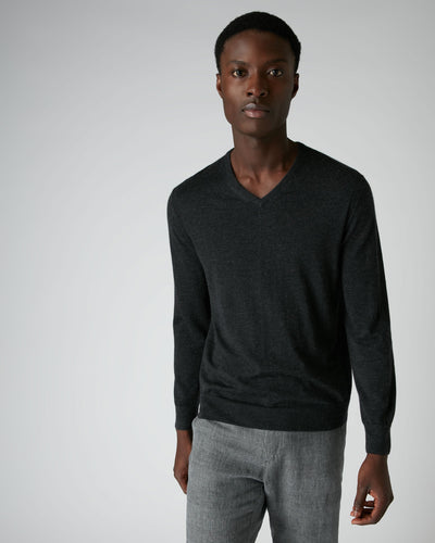 N.Peal Men's The Conduit Fine Gauge Cashmere Jumper Dark Charcoal Grey