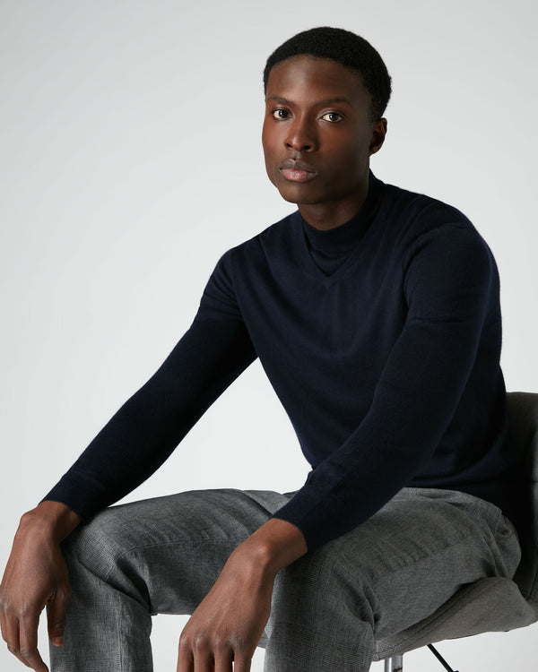 N.Peal Men's Conduit Fine Gauge Cashmere V Neck Jumper Navy Blue