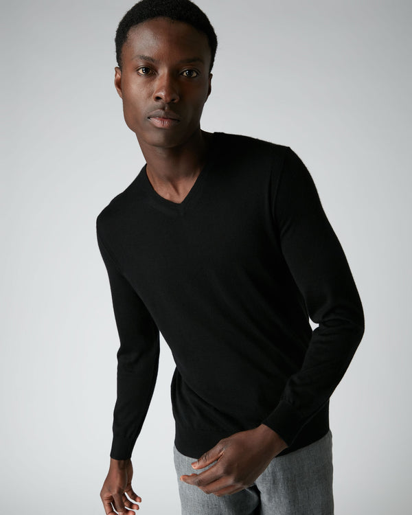 N.Peal 007 Fine Gauge Cashmere V Neck Jumper Black