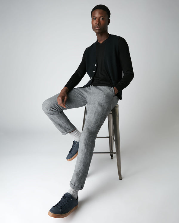 N.Peal 007 Fine Gauge Cashmere V Neck Jumper Black