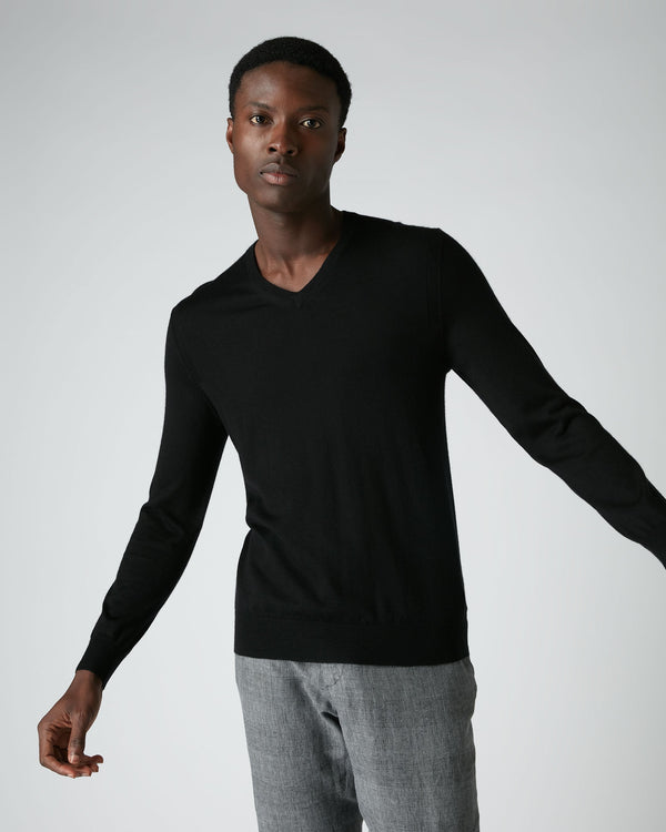 N.Peal 007 Fine Gauge Cashmere V Neck Jumper Black