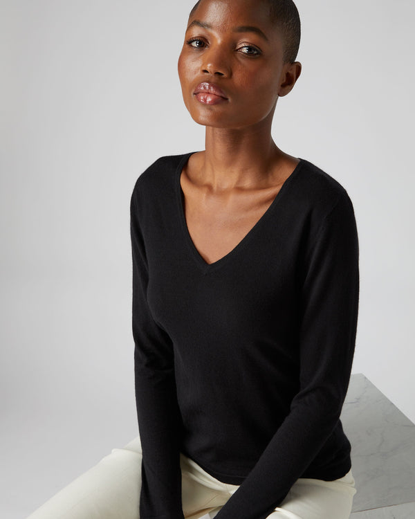 N.Peal Women's Imogen Superfine Cashmere V Neck Jumper Black