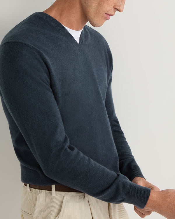 N.Peal Men's Burlington V Neck Cashmere Jumper Caviar Blue