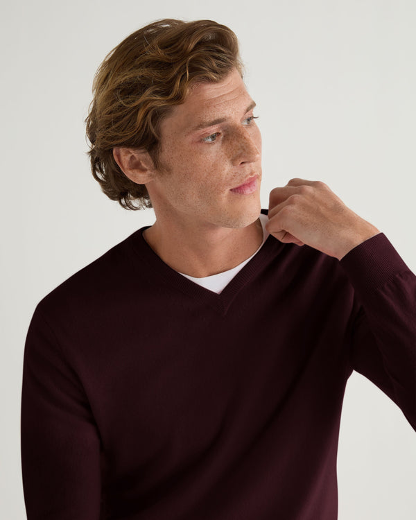 N.Peal Men's Burlington V Neck Cashmere Jumper Claret Red