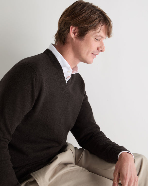 N.Peal Men's Burlington V Neck Cashmere Jumper Chocolate Brown