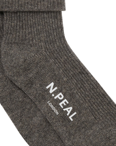 N.Peal Unisex Cashmere Rib Bed Socks Wood Smoke Brown