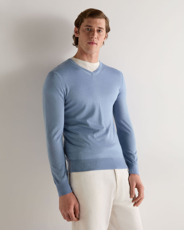 N.Peal Men's Conduit Fine Gauge Cashmere V Neck Jumper Cornflower Blue