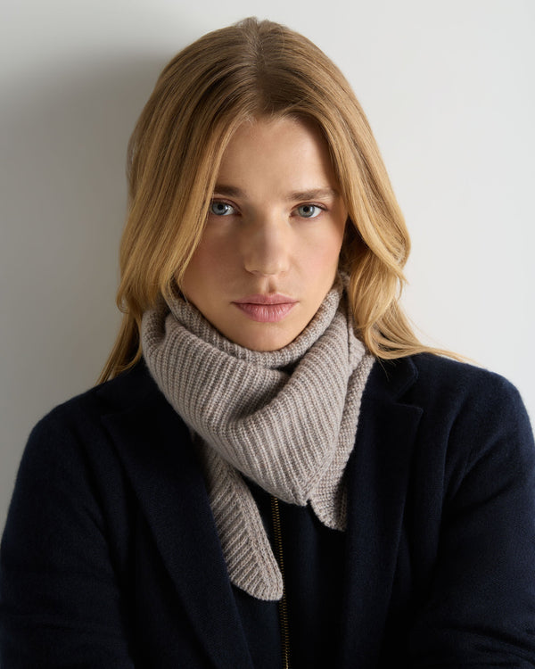 N.Peal Unisex Ribbed Triangle Cashmere Scarf Oat Grey