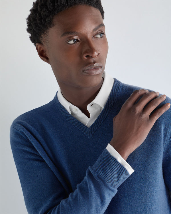 N.Peal Men's Burlington V Neck Cashmere Jumper Bright Denim Blue