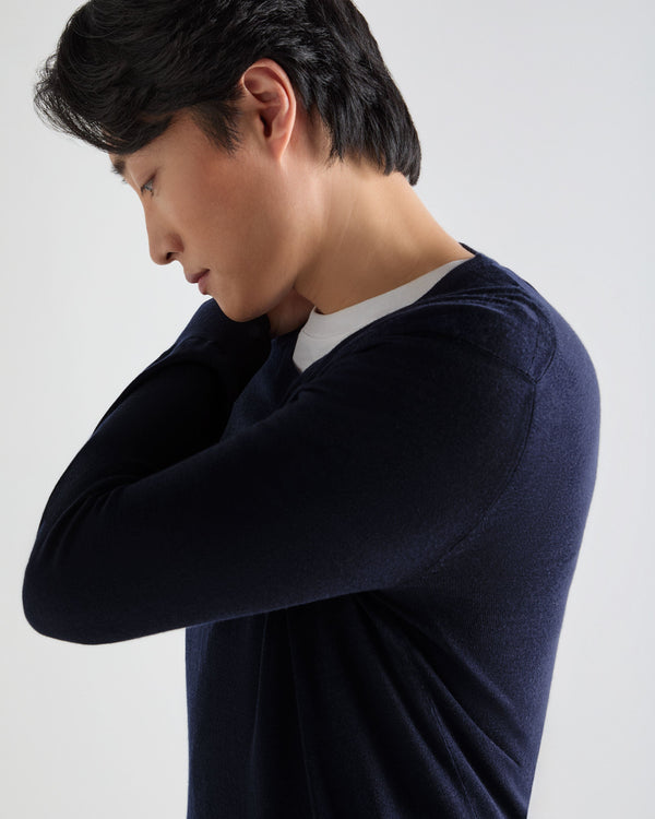 N.Peal Men's Conduit Fine Gauge Cashmere V Neck Jumper Summer Navy Blue