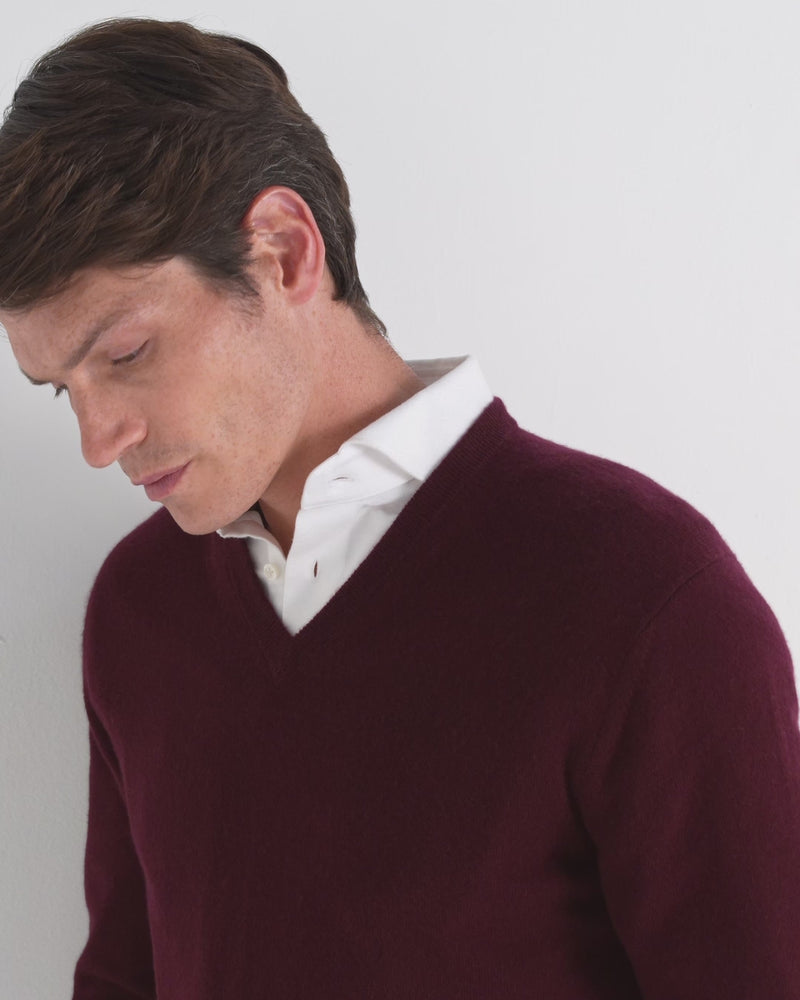 N.Peal Men's Burlington V Neck Cashmere Jumper Bordeaux Red